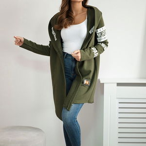 Megztinis su chaki spalvos užrašais