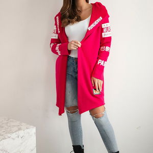 Kardiganas su fuksijos spalvos užrašais