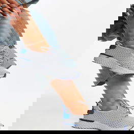 Pilkos spalvos medžiaginiai sportbačiai moterims CROSS JEANS