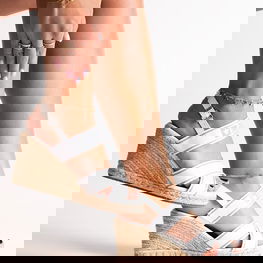 Baltos basutės ant platforminio kulno