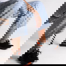 juodi drobiniai sportbačiai moterims