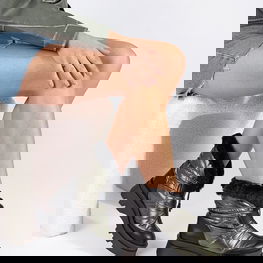 sniego batai su juodu kailiuku ant platformos