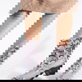 Aukštaaukščiai guminiai batai su lietaus lašais