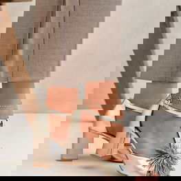 Aukso spalvos odinės basutės su puošniu kulnu Laura Messi