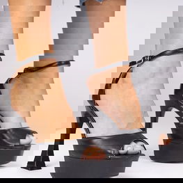 Juodos aukštakulnės basutės Tesli“