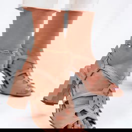 Smėlio spalvos moteriškos basutės su stambiu kulnu