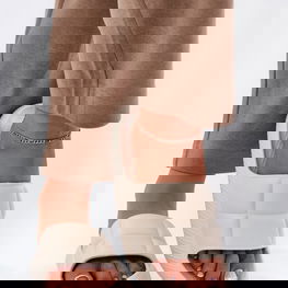 Šlepetės smėlio spalvos vasarai su paminkštintu padu