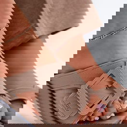 Šlepetės moterims smėlio spalvos su dekoratyvine sagtimi