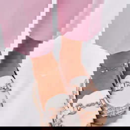 Odiniai šviesiai smėlio spalvos moteriški mokasinai su auksine detale