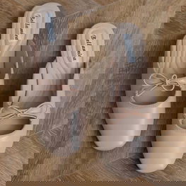 Šlepetės smėlio spalvos su uždara nosele ir lygiu padu Matila