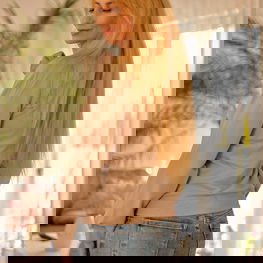 Moteriškas smėlio spalvos džemperis su gėle kasdienai Mirale