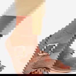 Rudos odinės moteriškos basutės su sagtimi ir lipuku INBLU