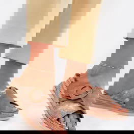 Pleištinės rudos odinės basutės su dekoratyvine sagtimi Inblu