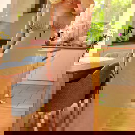 Suknelė smėlio spalvos ilga su V iškirpte namų poilsiui Mirale