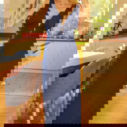 Ilgo kirpimo suknelė tamsiai mėlyna su V formos iškirpte Mirale