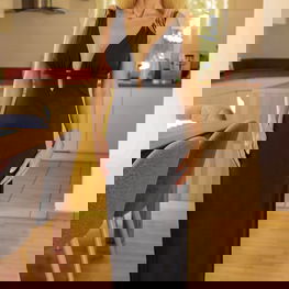 Ilga juoda suknelė su giliu iškirpimu namų poilsiui Mirale