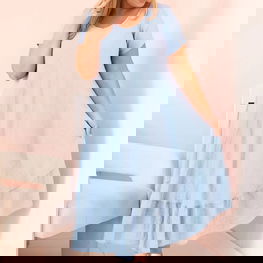 Suknelė didesnių dydžių šviesiai mėlyna viskozinė su raukiniais kasdienai