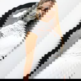 Nėriniuota balta palaidinė su aukšta apykakle Jersa