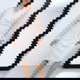 Kokteilinė šviesi suknelė su raukiniais ir ilgomis rankovėmis Jersa