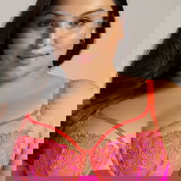 Liemenėlė rožinė su gėlėmis iš nėrinių didesnių dydžių Ava