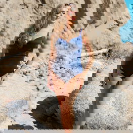 Maudymosi kostiumėlis tamsiai mėlynas vientisas su pakietintomis kaušelėmis Barontex