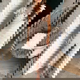 Ilga suknelė smėlio spalvos su raukiniais ir skeltuku Florence