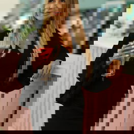 Suknelė juoda su platėjančiomis rankovėmis vakarui Jersa