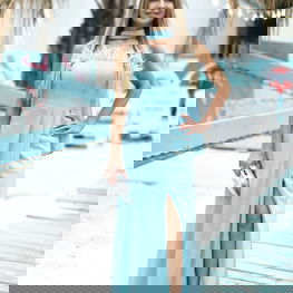 Vakarinė suknelė žydra su skeltuku ir plunksnomis Jersa