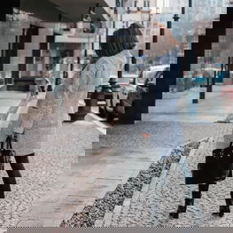 Odinė juoda moteriška rankinė kompiuteriui Marina