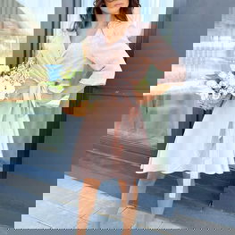 Suknelė pudros rožės spalvos su ilgomis rankovėmis ir širdelės formos iškirpte