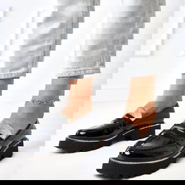 Lakuoti juodi mokasinai su platforma ir akutėmis Laures