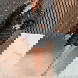 Trumpa juoda blizgi suknelė vakarui su raukiniais Patricia