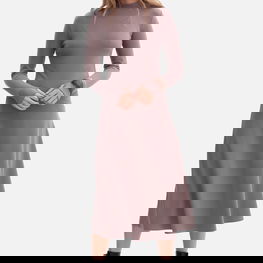 Megzta moteriška suknelė ilgomis rankovėmis