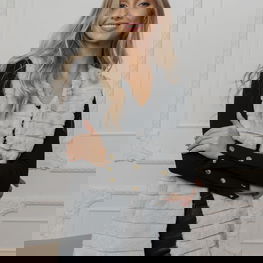 Moteriška tamsiai pilka liemenė su dirbtiniu kailiu