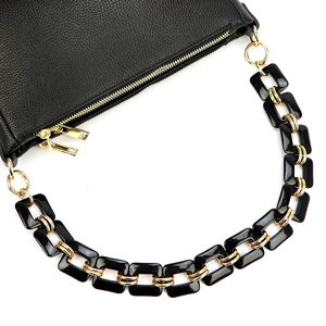 Rankinė juoda su dekoratyvine grandine Gregorio