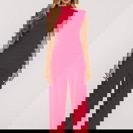 Kostiumas raudonas su raukiniais Moe