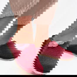 Šlepetės vyšninės su gėlės aplikacija