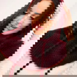 Kepurė su gobtuvu ir pynimo raštu – šilumai ir jaukumui rudens dienomis.