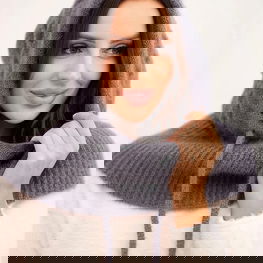 Kepurė su gobtuvu ir pynimo raštu grafito spalvos – elegantiškas akcentas