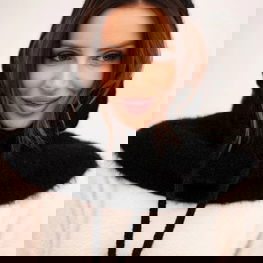 Kepurė juoda su gobtuvu ir pynimo raštu – madingas pasirinkimas