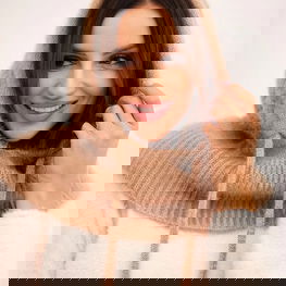 Kepurė su gobtuvu ir pynimo raštu smėlio – stilingas pasirinkimas