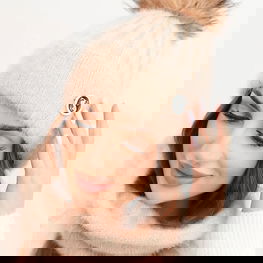 Kepurė su gobtuvu ir pynimo raštu balta – šiltas pasirinkimas žiemai