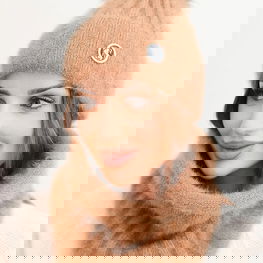 Kepurė su gobtuvu ir pynių raštu balta – šiltas pasirinkimas