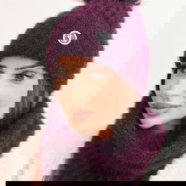 Kepurė su gobtuvu ir pynimo raštu balta – šiltas pasirinkimas