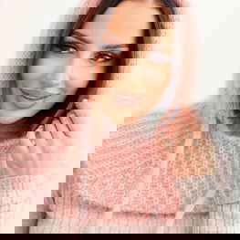 Kepurė su gobtuvu ir pynimu – lengvam stiliui ir jaukumui kasdien.