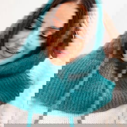 Kepurė su pynimo raštu ir raišteliais – jaukumui ir šilumai vėsiomis dienomis.