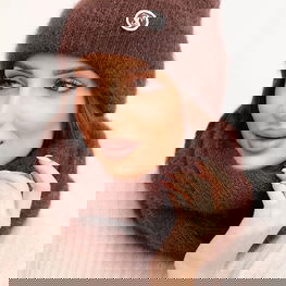 Rinkinys megztas su kepure ir kaklaskare – šilumai ir jaukumui vėsiomis dienomis.