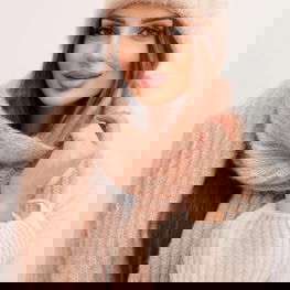 Rinkinys kepurė ir ilgas šalikas iš švelnių siūlų – jaukumui ir šilumai vėsiomis dienomis.