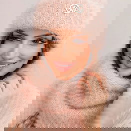 Kepurė ir pūkuotas kaklaskarė šviesiai rožiniai su emblema – šilumai ir jaukumui žiemos dienomis.