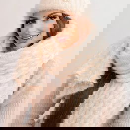 Rinkinys moterims ecru spalvos su dekoru – šilumai ir stiliui kasdienai.